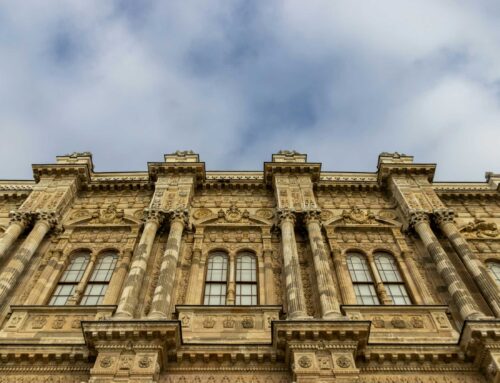 Dolmabahçe Sarayı: Boğaz’ın Üzerine Kurulmuş Bir Rüya