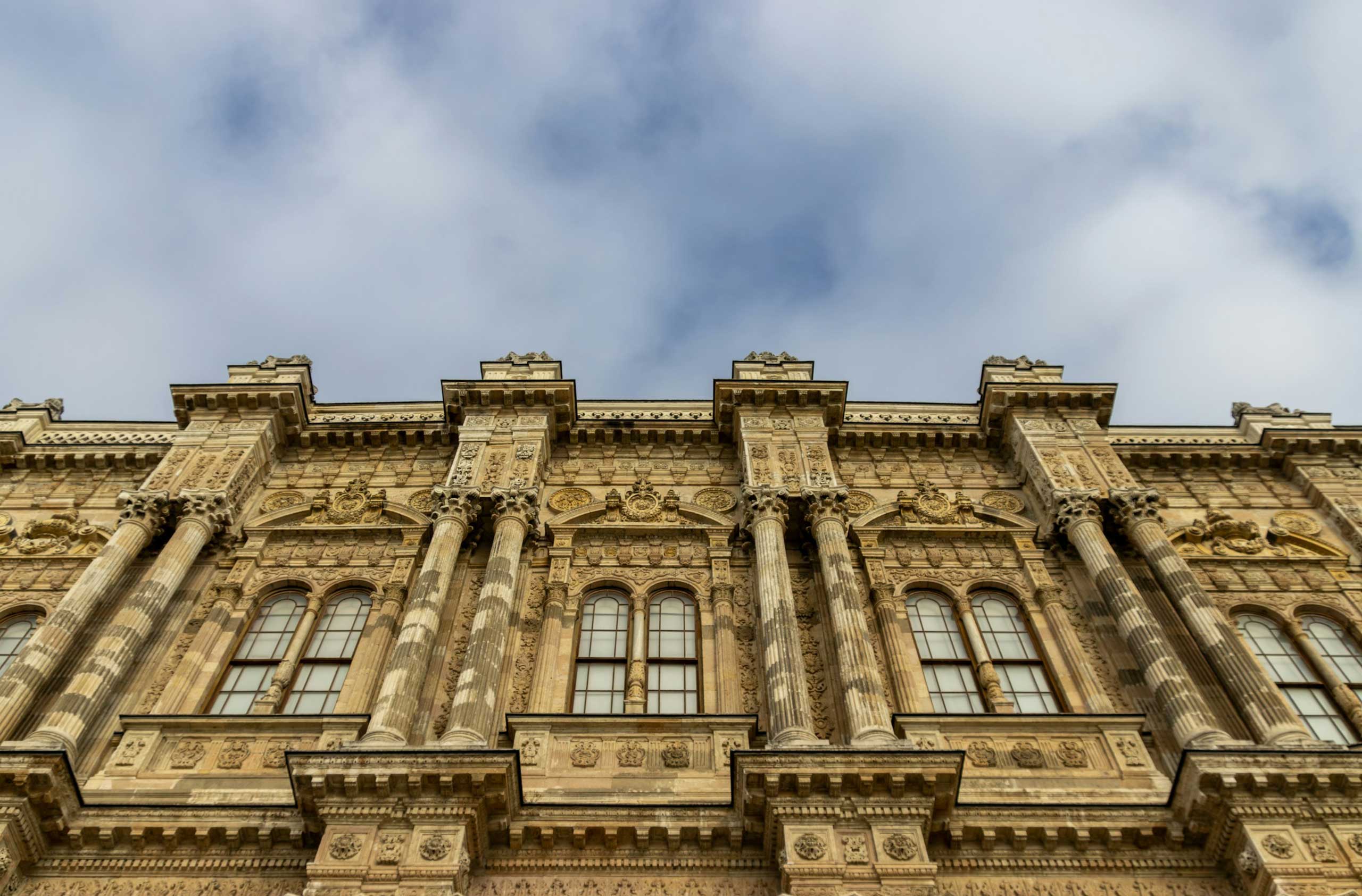 Dolmabahçe Sarayı: Boğaz’ın Üzerine Kurulmuş Bir Rüya